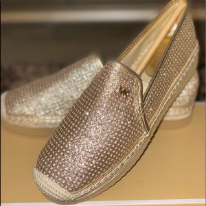 MICHAEL KORS Gold Hastings Slip On. Size 6M